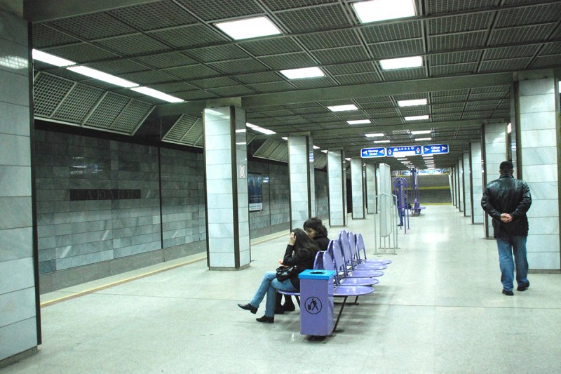 Мъж се строполи внезапно и почина намясто на метростанция