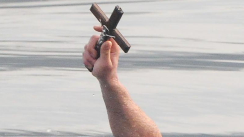 Мъж едва не умря при хвърлянето на кръста в Истанбул  СНИМКА