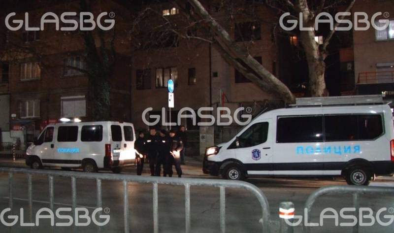Мъж се барикадира в дома си, посрещна полицаите с нож