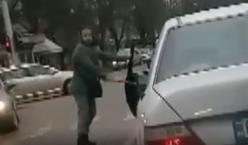 Надрусан с кокаин шофьор преби друг водач с пръчка!