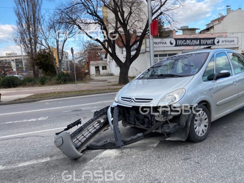 Ситроен остана без броня след удар в автобус в Пловдив!