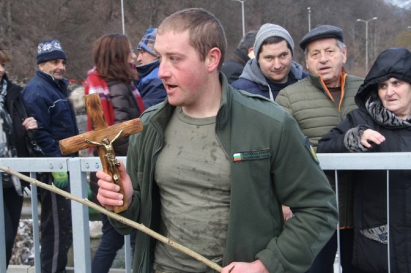 Военен извади кръста от водите на Черна в Смолян!