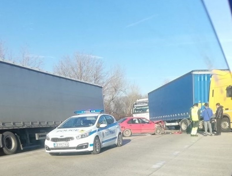 БМВ се вряза челно в тир, има пострадала жена! СНИМКИ