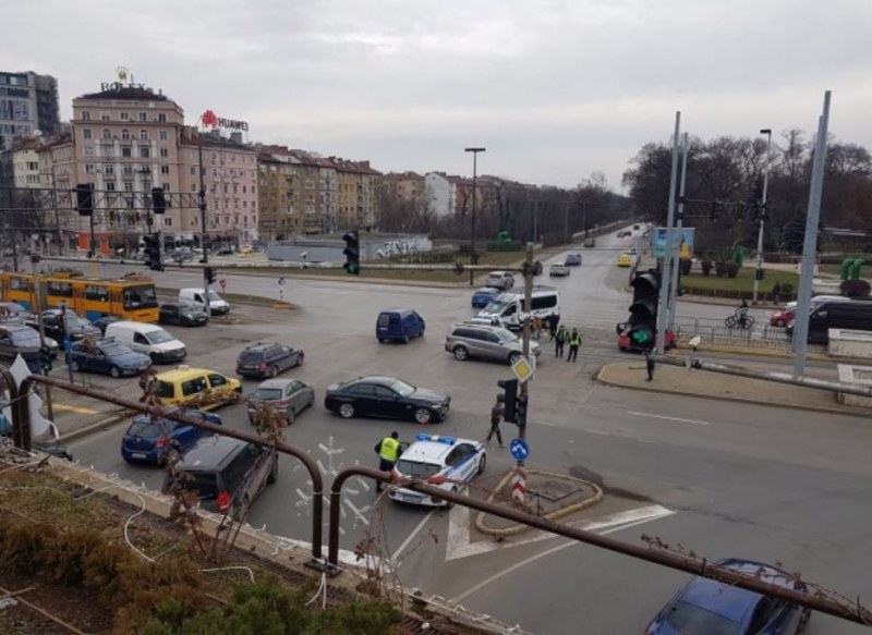 Три коли се удариха до НДК в столицата, движението е затруднено