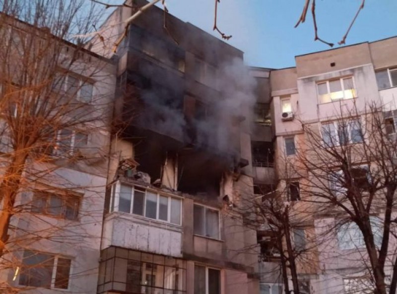 Силен взрив изби стени на жилище във Варна! Три деца и жена са в болница!  ВИДЕО