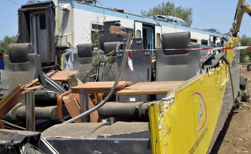 Два влака се блъснаха в Неапол, 13 души са ранени