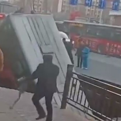 Инцидент: Автобус бе погълнат от дупка на пътя в Китай, шестима са загинали ВИДЕО