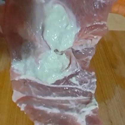 Отврат! Свински врат със странно вещество ужаси клиенти на магазин