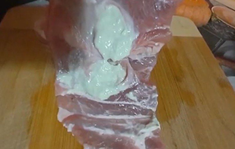 Отврат! Свински врат със странно вещество ужаси клиенти на магазин