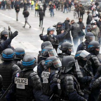 Протестиращи влязоха в сблъсъци с полиция, опитаха да нахлуят при Макрон  ВИДЕО