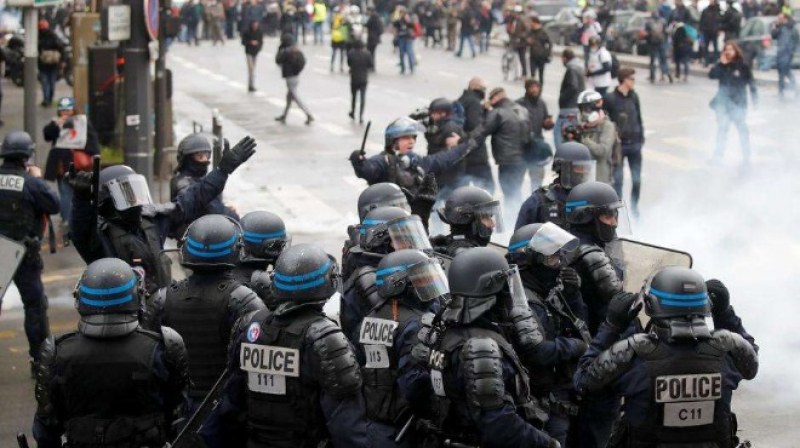 Протестиращи влязоха в сблъсъци с полиция, опитаха да нахлуят при Макрон  ВИДЕО