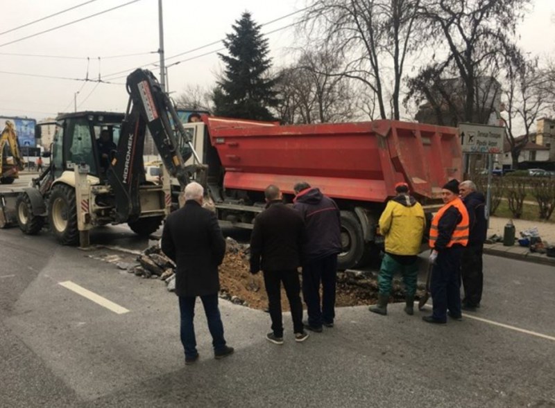 Разкопаха централен булевард в Пловдив, спукан е магистрален водопровод СНИМКИ