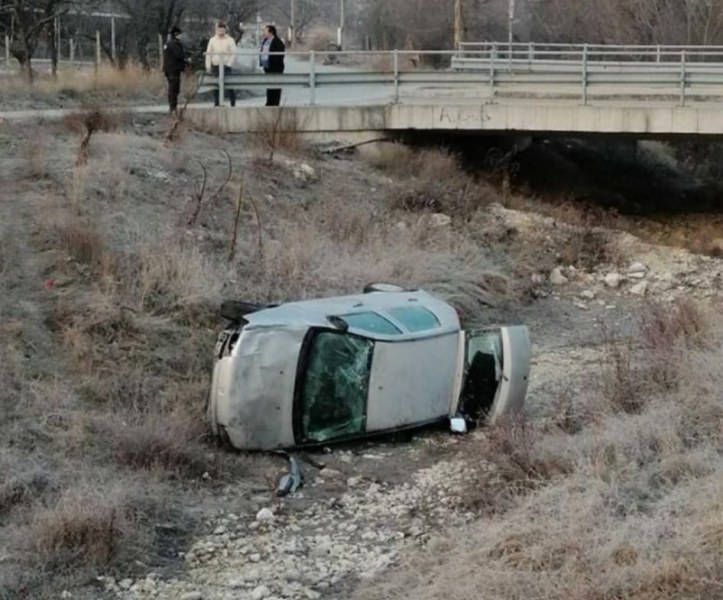 Кола излетя в дере край Благоевград, жена е пострадала