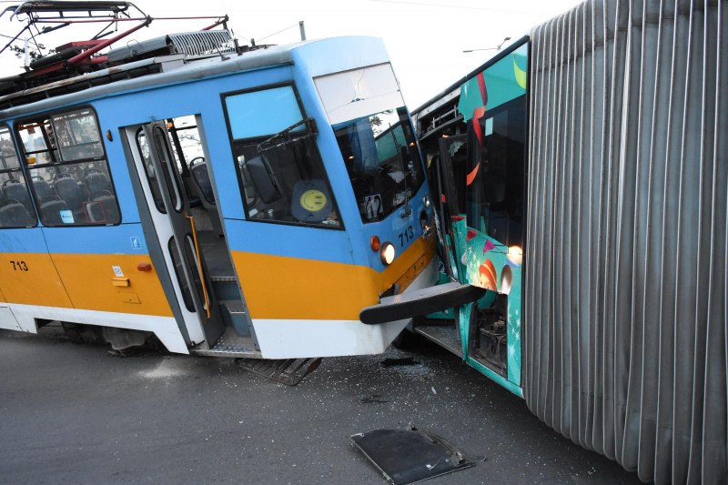 Меле в София! Три трамвая катастрофираха, загина момче! Има много ранени