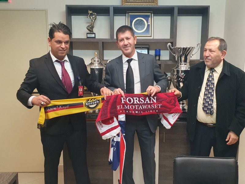 Ботев ще сътрудничи с международна футболна академия  СНИМКИ