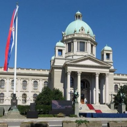 Мъж сложи край на живота си пред сръбския парламент, простреля се