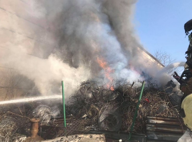 Пожар: Депо за стари коли в Пловдив се запали