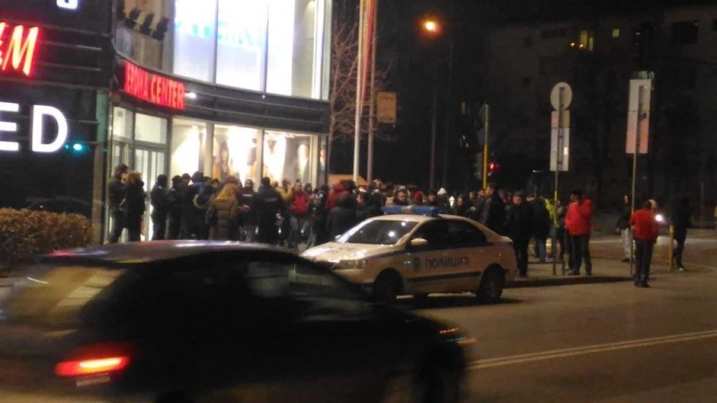 Сигнал за бомба: Евакуираха мол за минути