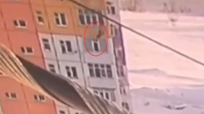 Жена падна от 9-ия етаж! Изтупа се и си тръгна  ВИДЕО