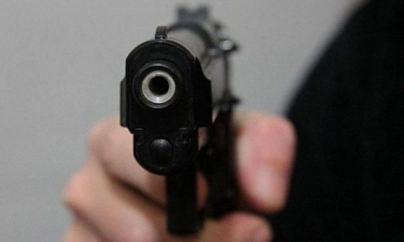 По време на тържество: Пиян стреля по жена, прати я в болница