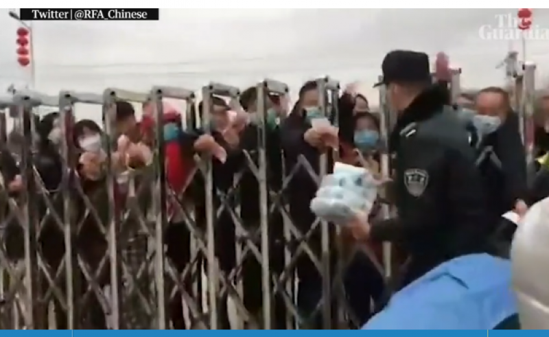 Ужасяващо: Десетки работници от фабрика в Китай в борба за маски срещу вируса