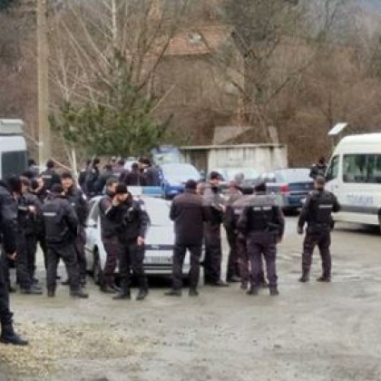 Полиция и жандармерия блокираха врачанско село
