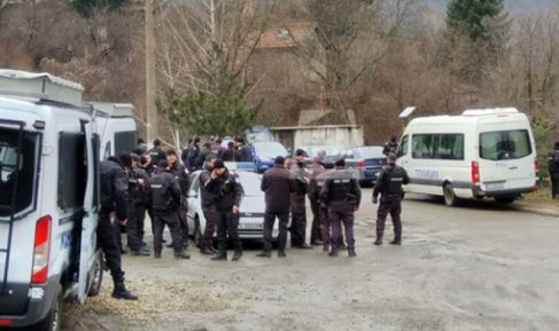 Полиция и жандармерия блокираха врачанско село