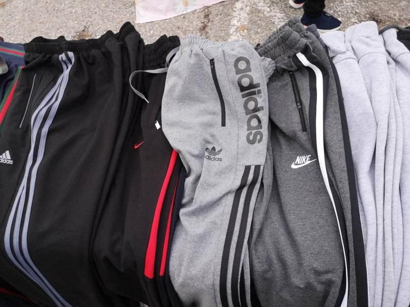 Хванаха мъж от Асеновград да продава Nike, Adidas и Кappa, ама не точно