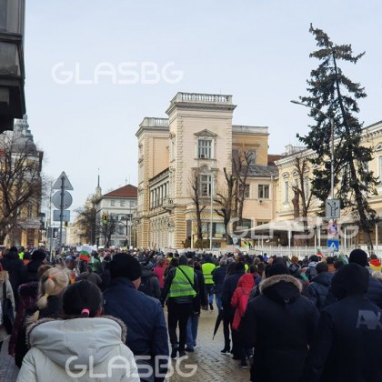 Протестиращи блокираха центъра на София, минаха през полицейския кордон СНИМКИ