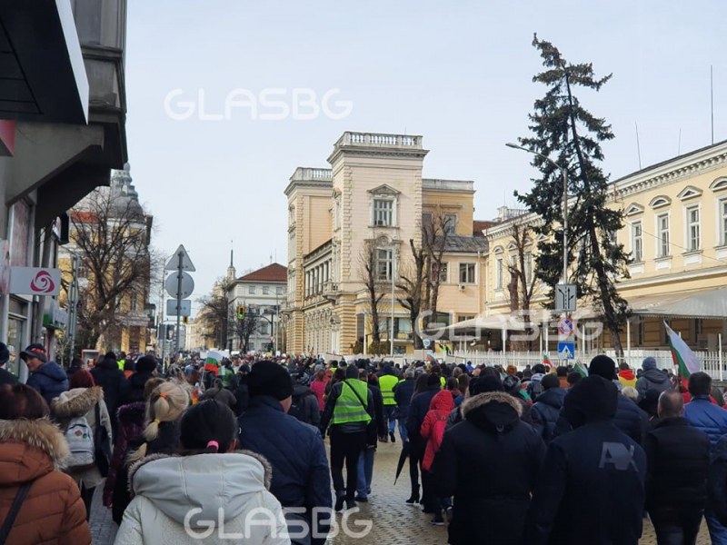 Протестиращи блокираха центъра на София, минаха през полицейския кордон  СНИМКИ