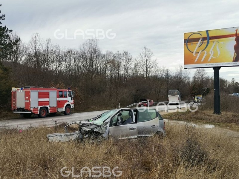 Тежка катастрофа между автобус и коли на пътя София-Варна! Има пострадали