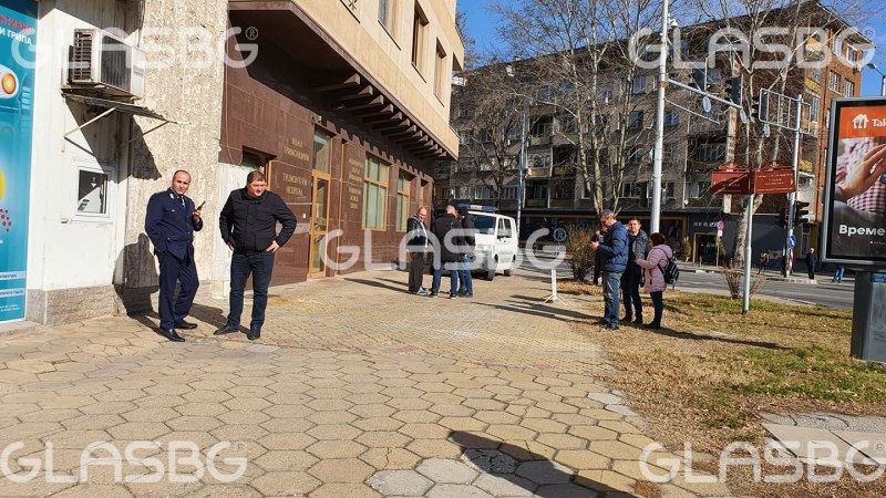 Екшън в Пловдив: Мъж стреля в болница, наръга жена си с нож, районът е отцепен СНИМКИ