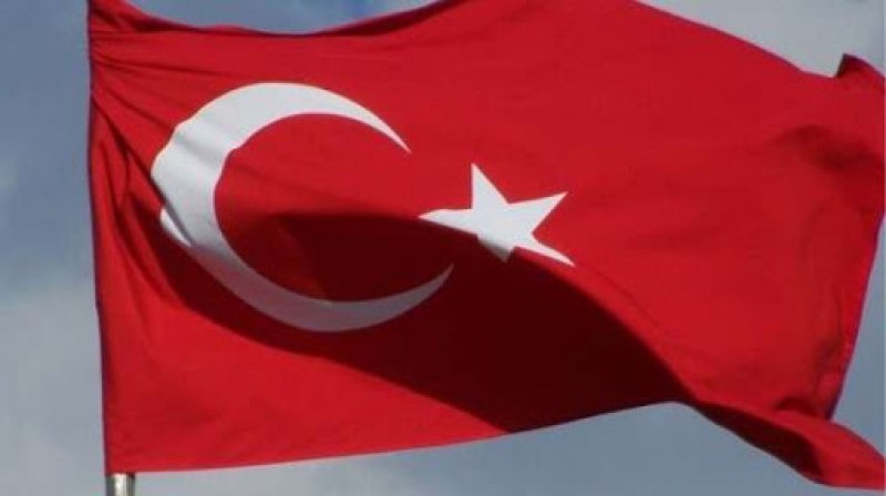 Гръцки евродепутат разкъса знамето на Турция на парчета, ще го съдят  ВИДЕО