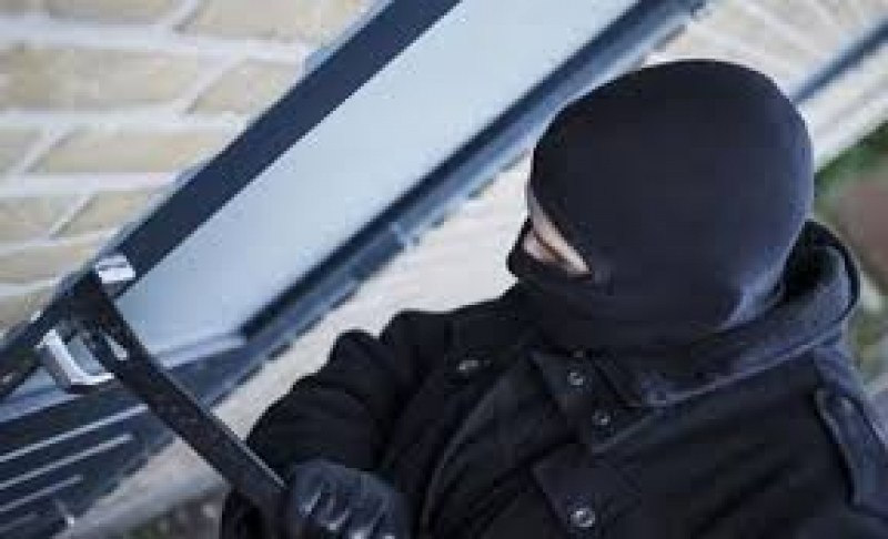 Крадци се промъкнаха през балкона на жилище и забогатяха с близо три бона