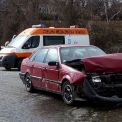 "Голф" и "Пасат" се удариха на пътя Пловдив-Садово, трафикът се пренасочва