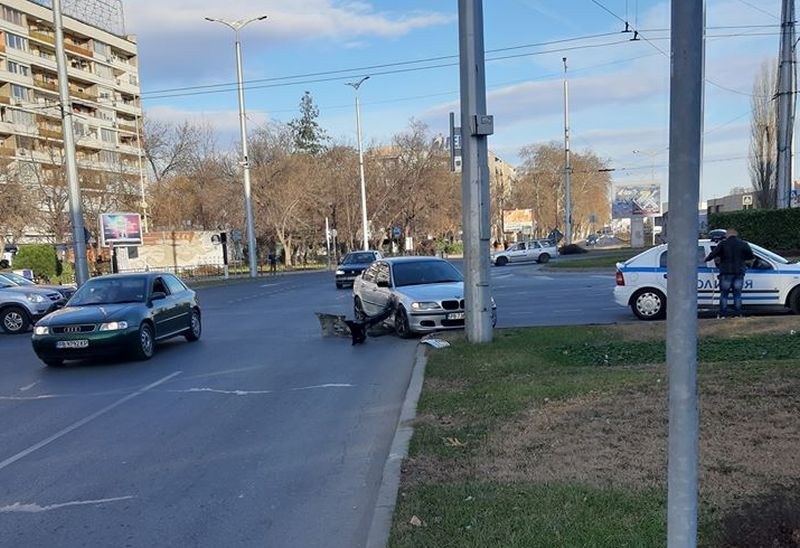 Кола на НСО нацели друг автомобил на кръговото на Панаира, водачът си призна вината