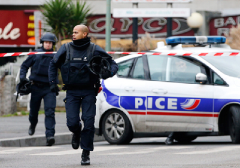 Френската полиция простреля терорист, нападнал ги с нож