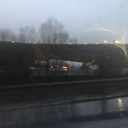 Ужас на летището в Истанбул! Самолет се счупи на две и избухна в пламъци! 112 линейки са на мястото