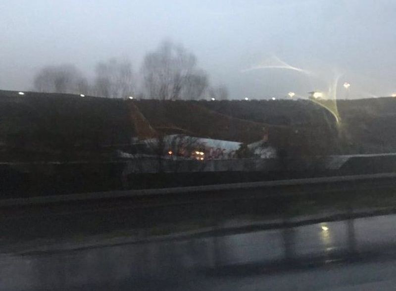 Ужас на летището в Истанбул! Самолет се счупи на две и избухна в пламъци! 112 линейки са на мястото