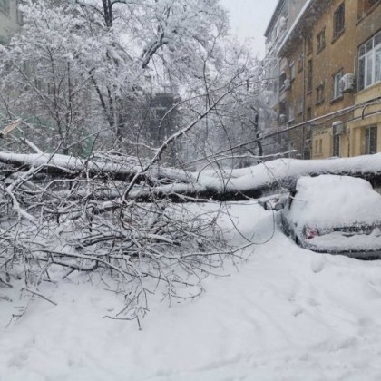 Клони със сняг се стовариха върху млада жена в Русе! В болница е