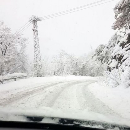 Ограничено е движението на пътя за Смолян, автомобилите изчакват