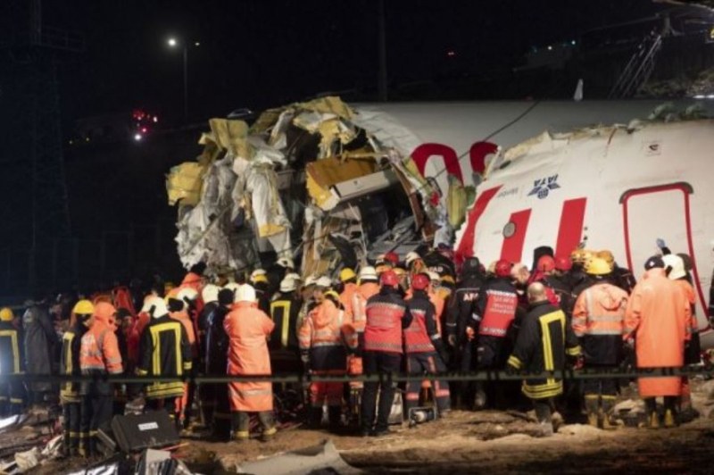 Трима души са загинали при самолетната катастрофа в Истанбул