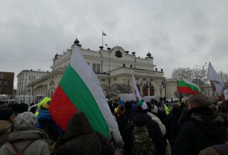 Протест на жълтите павета: Искат оставката на правителството