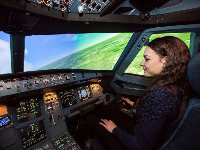 Студентка от Пловдив се готви да управлява самолет Боинг