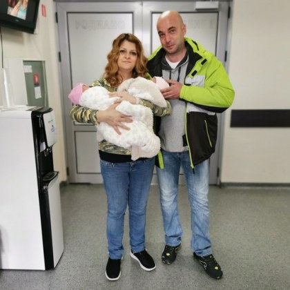 По естествен път: Жена роди за втори път еднояйчни близнаци в Пловдив