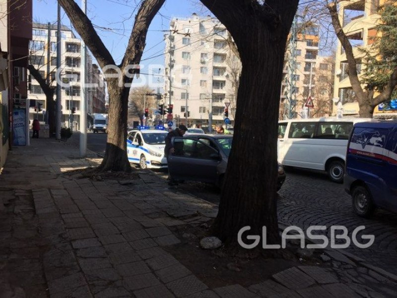 Рено блъсна жена в Пловдив, откараха я в болница  СНИМКИ