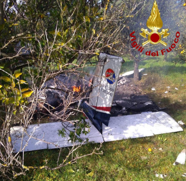 Малък самолет се разби в Сицилия, загинаха двама