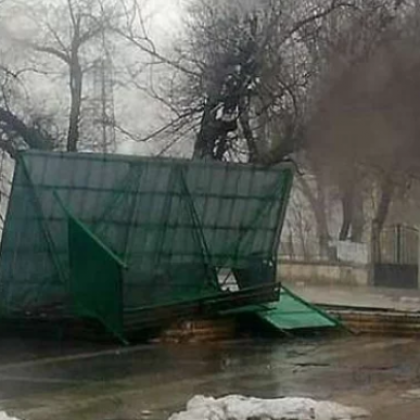 Страшна буря повали покрив на детска градина в Ботевград