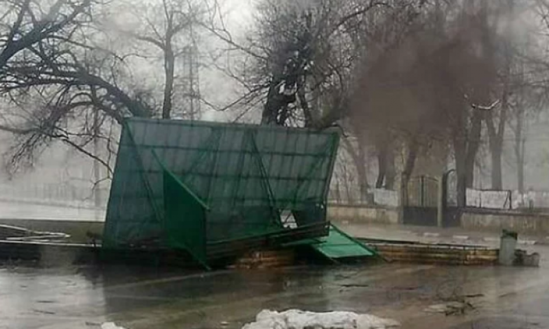 Страшна буря повали покрив на детска градина в Ботевград