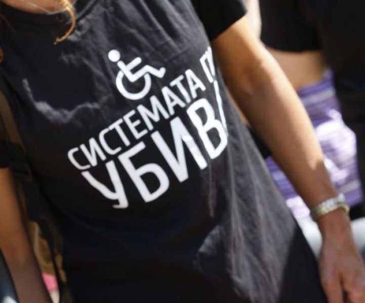 Майките на деца с увреждания искат оставката на министър Сачева